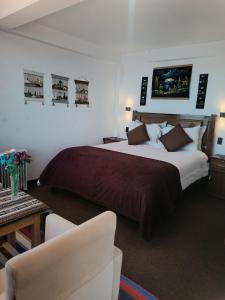 a bedroom with a large bed and a couch at Sol y Luna in Comunidad Yumani