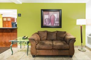 Posezení v ubytování Super 8 by Wyndham Harlingen TX