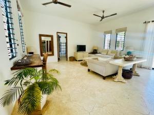 a living room with a couch and a table at Nyumba Nyekundu in Watamu