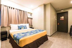 Giường trong phòng chung tại Cebu R Hotel Capitol