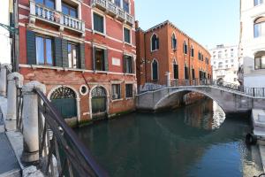 un puente sobre un canal en una ciudad con edificios en 40.17 SAN MARCO, en Venecia