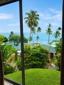 a window view of the ocean from a resort at Crusoe's Retreat - Family Friendly in Namanggumanggua
