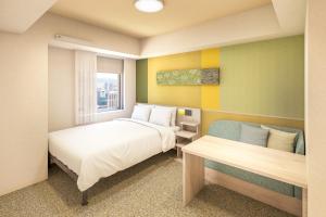 a hotel room with a bed and a bench at たびのホテルlit豊川 in Toyokawa +4 photos