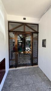 an entrance to a building with a large glass door at Quarto privado com banheiro no centro de Viseu in Viseu