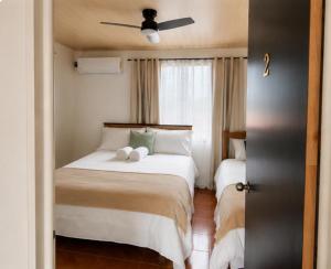 a bedroom with two beds and a ceiling fan at Alojamiento Vistas Chirripo espacioso con Parqueo in San Isidro de El General
