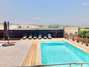 a swimming pool on top of a building at Résidence Le Petit Duc in Carcassonne