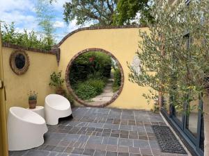 a courtyard with two toilets and an archway at Lizzy's B&B in Maarssen