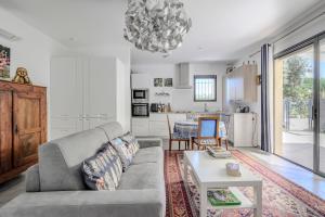 a living room with a couch and a table at Villa Npda in Carpentras