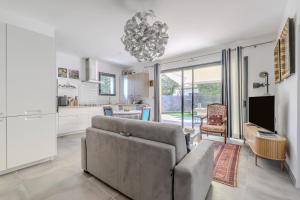 a living room with a couch and a kitchen at Villa Npda in Carpentras