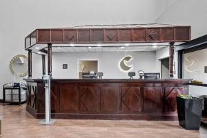 a bar in a room with a crescent moon on the wall at Comfort Inn & Suites FtJackson Maingate in Columbia +23 photos