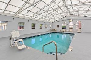a large swimming pool with a glass ceiling at Comfort Inn & Suites FtJackson Maingate in Columbia
