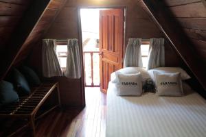 sypialnia z dwoma łóżkami i schodami z oknem w obiekcie Hotel Faranda Bambito Chiriquí, a member of Radisson Individuals w mieście Cerro Punta