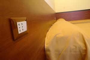 un primer plano de una cama con un interruptor de luz en Licia B&B, en Ortona