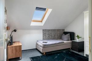 a bedroom with a bed and a window at Unterkunft Fischerbrücke in Wolfenbüttel