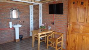 TV a/nebo společenská místnost v ubytování ZIRAHUÉN CUIN Habitaciones Rústicas + 37 fotografií