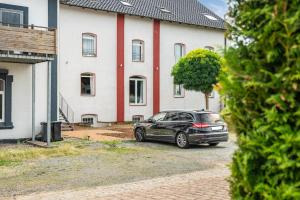 a car parked in front of a house at Unterkunft Fischerbrücke in Wolfenbüttel