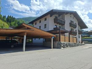 a large apartment building with a parking lot at Mountainview Appartement mit Balkon und Carport in Flachau