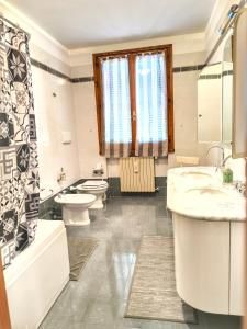 a bathroom with two sinks and a tub and a toilet at Bed and Breakfast La Contessa in Santo Stefano +17 photos