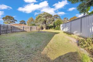 a large yard with a fence and a fence at Hoppers Crossing Hideaway Giant Backyard in Tarneit