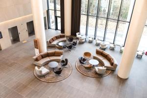 an overhead view of a lobby with tables and chairs at Hotel Nanta Jeju in Jeju
