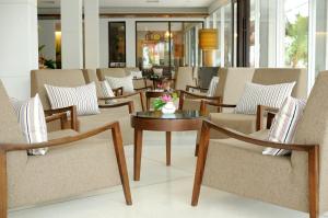 a lobby with chairs and a table in a restaurant at Kasemsarn Hotel Chanthaburi in Chanthaburi