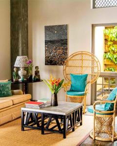 a living room with a coffee table and chairs at udesh hotel in Minuwangoda +1 photo