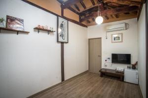 Un televizor și/sau centru de divertisment la Hanok Story Guesthouse