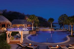 Bassenget på eller i nærheten av Secrets Papagayo All Inclusive - Adults Only