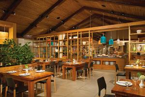 En restaurant eller et spisested på Secrets Papagayo All Inclusive - Adults Only