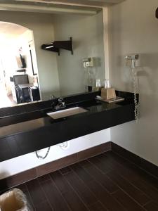 Η κουζίνα ή μικρή κουζίνα στο Moonlight Inn & Suites