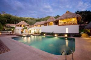 Bassenget på eller i nærheten av Secrets Papagayo All Inclusive - Adults Only
