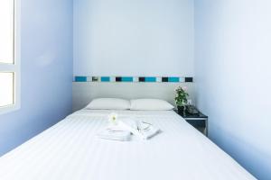 Un pat sau paturi într-o cameră la Fragrance Hotel - Lavender