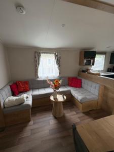 a living room with a couch and a table at Distel&Meer in Kropswolde