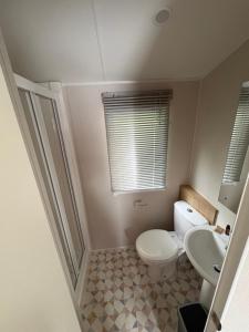 a small bathroom with a toilet and a sink at Distel&Meer in Kropswolde