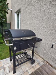 a barbecue grill sitting next to a building at Apartmán Wake u aquaparku in Česká Lípa