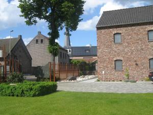 un bâtiment en briques avec une porte dans une cour dans l'établissement Hotel Oude Eycke, à Maaseik