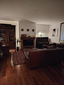 a living room with a couch and a television at Bed and Breakfast La Contessa in Santo Stefano