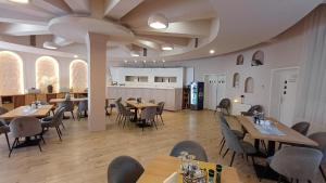 een restaurant met tafels en stoelen in een ruimte bij Hotel Concrete in Ungheni