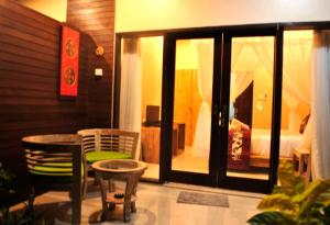 a room with a table and chairs and a bedroom at Damara Lembongan in Nusa Lembongan