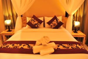 a bedroom with a bed with towels on it at Damara Lembongan in Nusa Lembongan