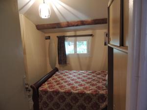 a bedroom with a bed and a window at Chambres GAMBETTA in Béziers