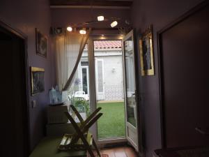 a hallway with a door leading to a yard with a yard at Chambres GAMBETTA in Béziers