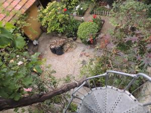 an overhead view of a garden with flowers and plants at Chambres GAMBETTA in Béziers