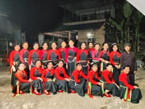 a group of people are posing for a picture at Trà My Homestay in Nhữ Khê