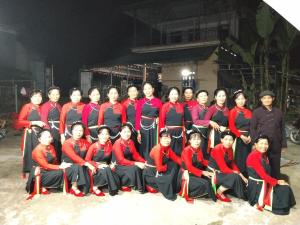 a group of people are posing for a picture at Trà My Homestay in Nhữ Khê