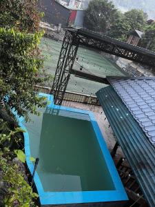 an overhead view of an empty swimming pool at Rocky Eco House in Na Hang
