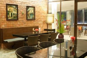 a dining room with a table and chairs at Kasemsarn Hotel Chanthaburi in Chanthaburi