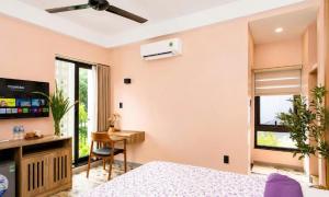 a bedroom with a bed and a desk at 2MINZ Homestay in Thôn An Hòa +20 photos