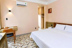 a hotel room with a bed and a desk at 2MINZ Homestay in Thôn An Hòa