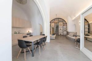 a kitchen and dining room with a table and chairs at Villa LuxL in Fira